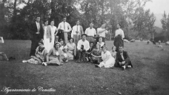 Posado sentados en una pradera (hacia 1930)